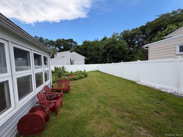 5 Lion Lane, North Babylon, NY 11703