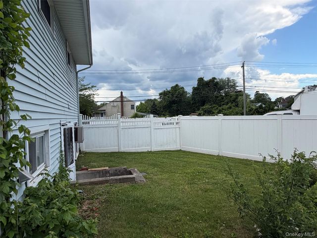 5 Lion Lane, North Babylon, NY 11703