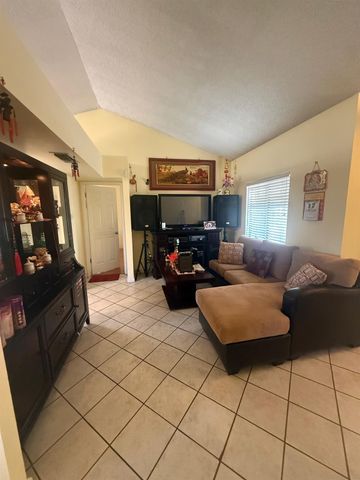 8118 Chateau Dr, Stockton, CA 95210