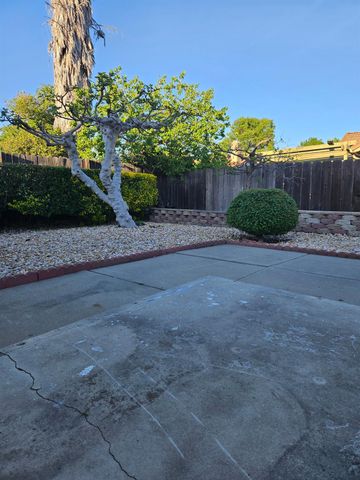 8118 Chateau Dr, Stockton, CA 95210