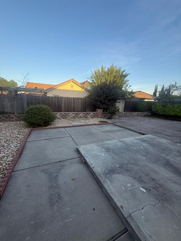 8118 Chateau Dr, Stockton, CA 95210