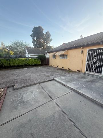 8118 Chateau Dr, Stockton, CA 95210