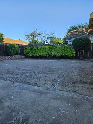 8118 Chateau Dr, Stockton, CA 95210