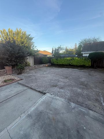 8118 Chateau Dr, Stockton, CA 95210