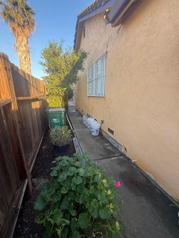 8118 Chateau Dr, Stockton, CA 95210