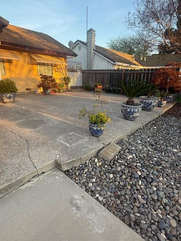 8118 Chateau Dr, Stockton, CA 95210