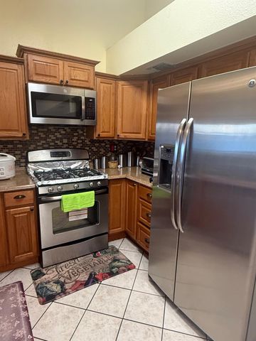 8118 Chateau Dr, Stockton, CA 95210