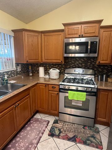 8118 Chateau Dr, Stockton, CA 95210