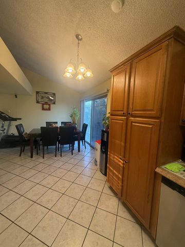 8118 Chateau Dr, Stockton, CA 95210