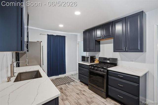 7085 Colony Drive, West Bloomfield, MI 48323