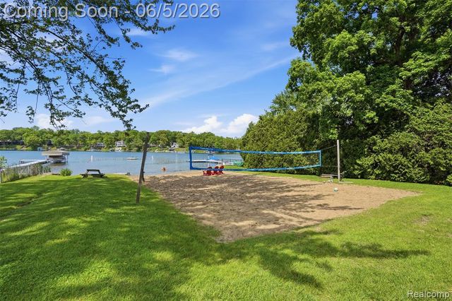 7085 Colony Drive, West Bloomfield, MI 48323