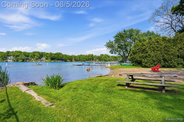 7085 Colony Drive, West Bloomfield, MI 48323