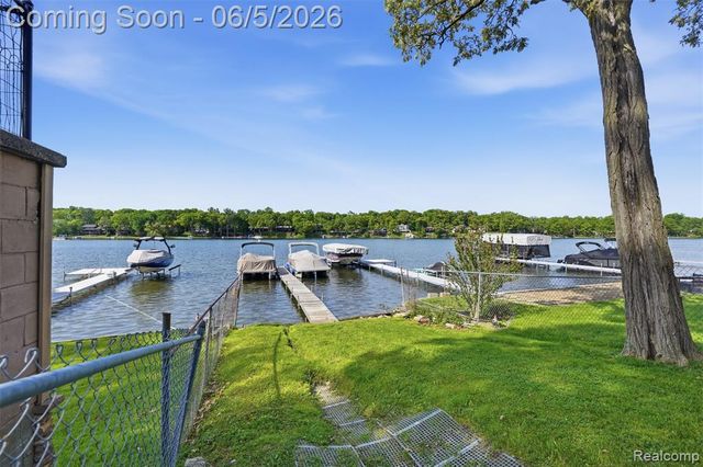 7085 Colony Drive, West Bloomfield, MI 48323