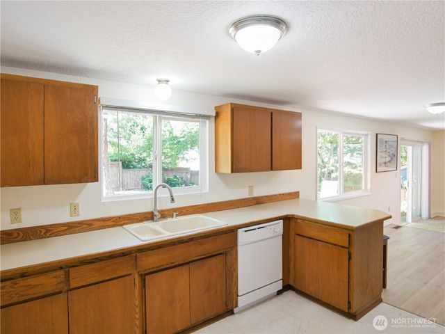 7825 189th Place SW, Edmonds, WA 98026