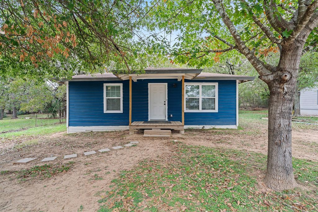 805 Hickory ST, Rockdale, TX 76567