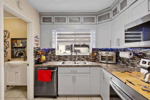 9770 NW 4th Ln 9770, Miami, FL 33172