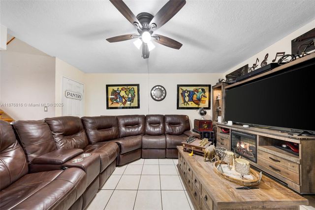 9770 NW 4th Ln 9770, Miami, FL 33172