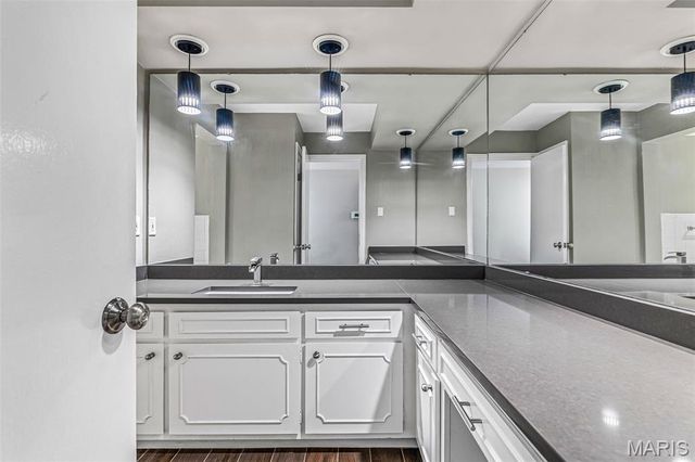 520 S Brentwood Boulevard 2D, Clayton, MO 63105