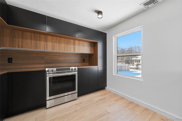 923 E Main Street, Riverhead, NY 11901