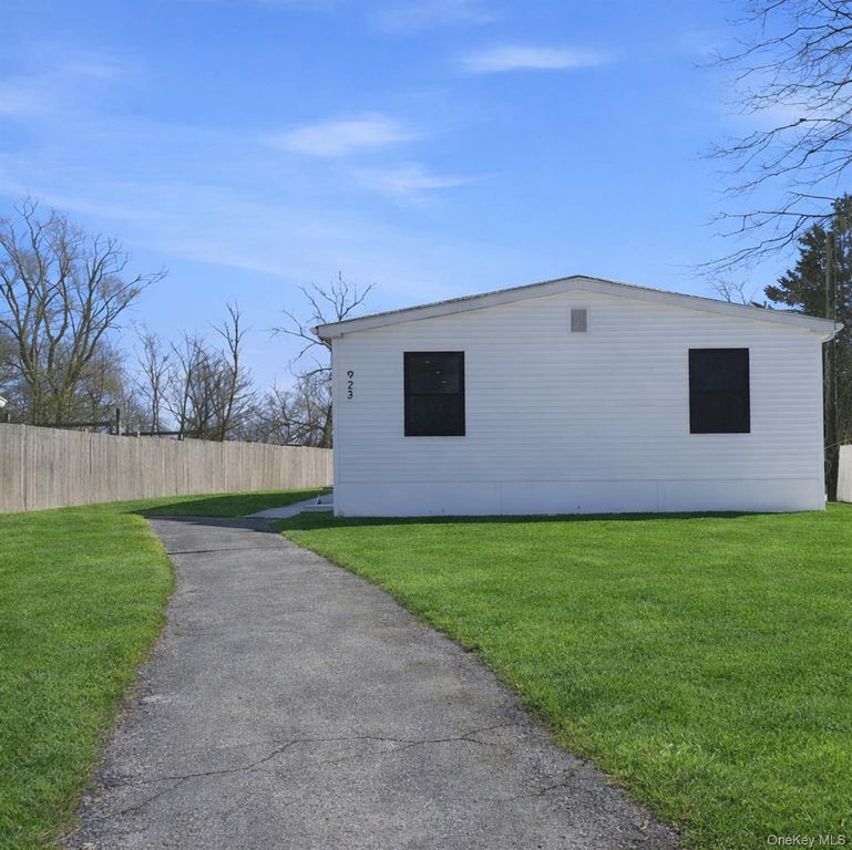 923 E Main Street, Riverhead, NY 11901