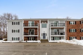 7 Chapel Hill Dr 8, Plymouth, MA 02360