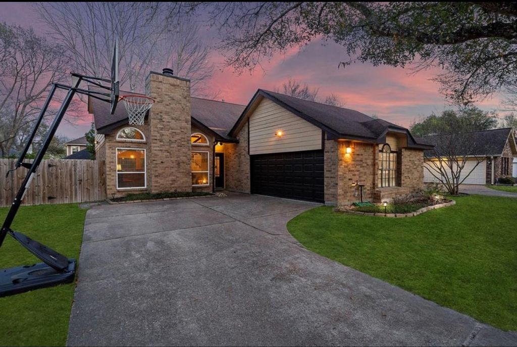 9806 Chiselhurst Drive, Houston, TX 77065