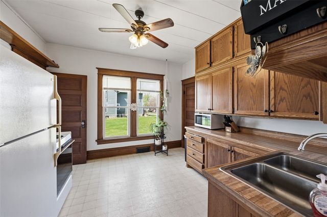 440 8th St, Marion, IA 52302