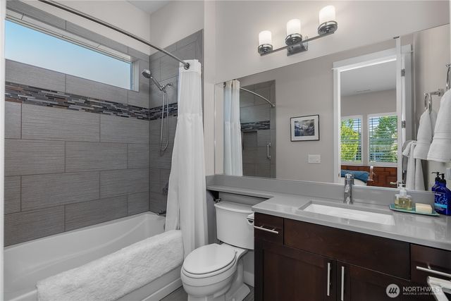 8701 Vashon Court NE, Lacey, WA 98516