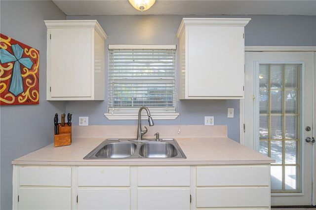 518 S Verne St, Rockport, TX 78382