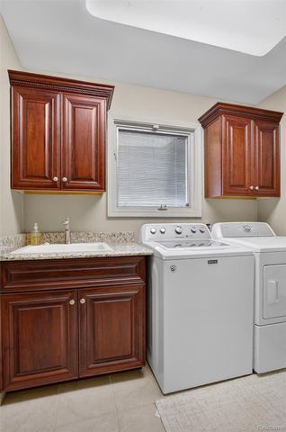 1100 Joshua Drive, Troy, MI 48098