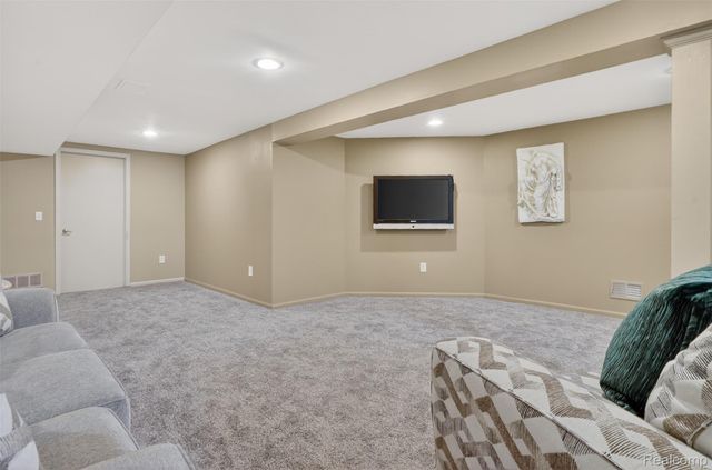 1100 Joshua Drive, Troy, MI 48098