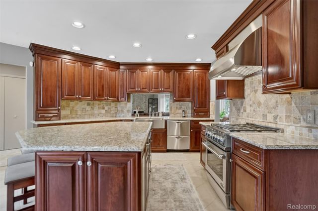 1100 Joshua Drive, Troy, MI 48098