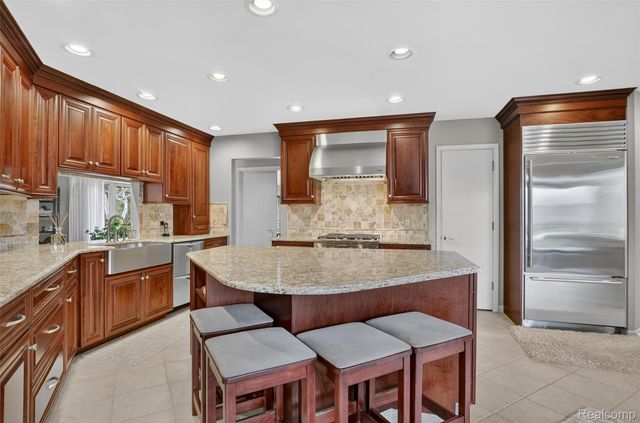 1100 Joshua Drive, Troy, MI 48098