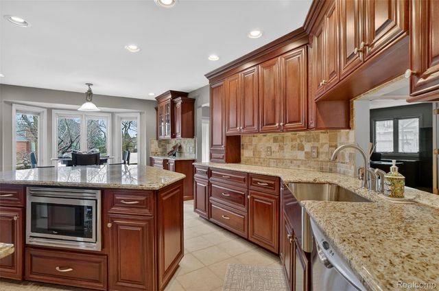 1100 Joshua Drive, Troy, MI 48098