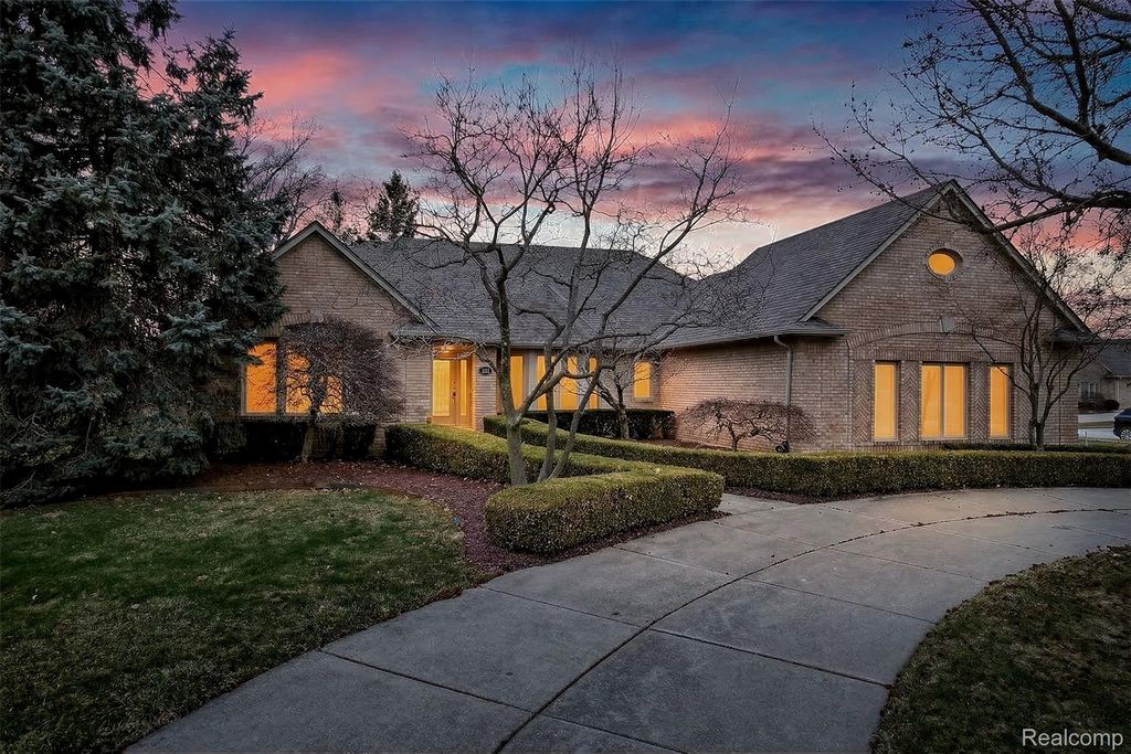 1100 Joshua Drive, Troy, MI 48098