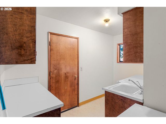 6167 Se KELLOGG Ct, Milwaukie, OR 97267