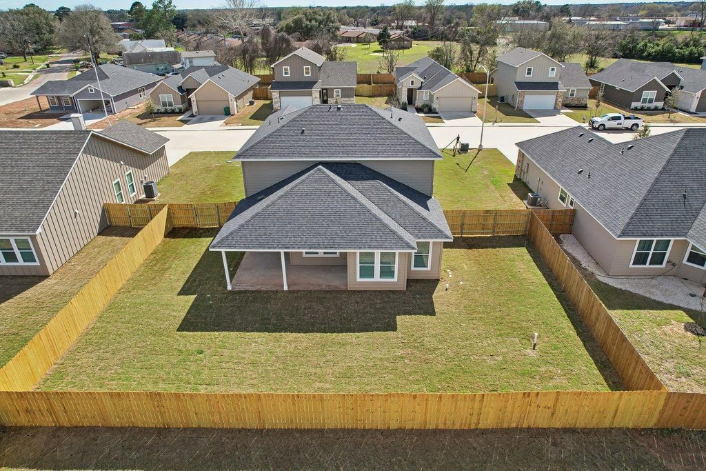 106 Callie ST, Smithville, TX 78957