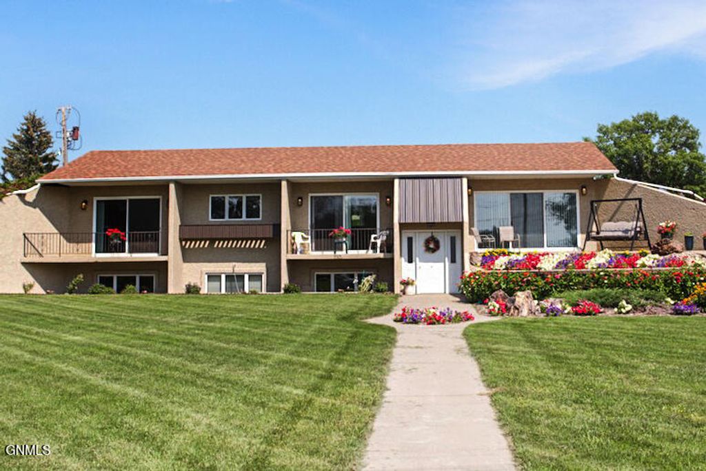 210 Oak Avenue E, New Salem, ND 58563 photo 1