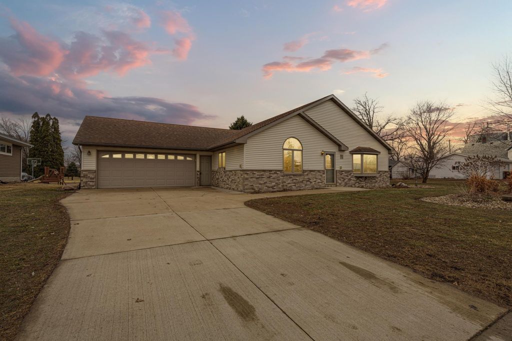 216 3rd Street NE, New Richland, MN 56072