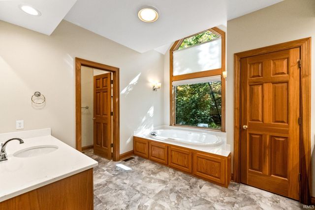 5510 Pine Oak Court, Fort Wayne, IN 46835