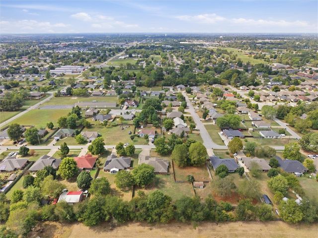 1733 S M Street, Rogers, AR 72756