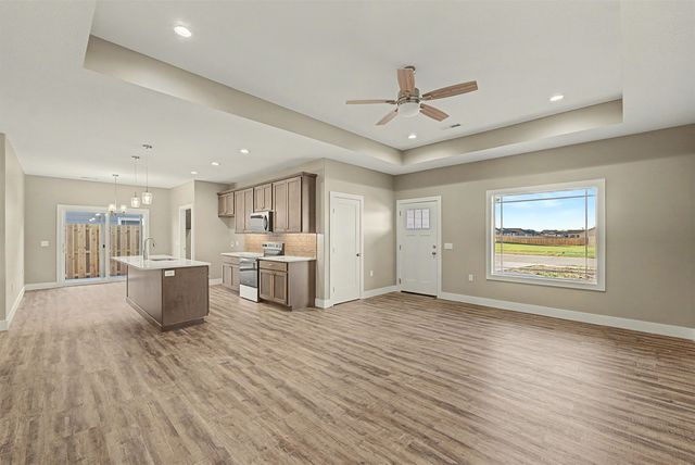 1200 Vista Sur Dr, Salina, KS 67401