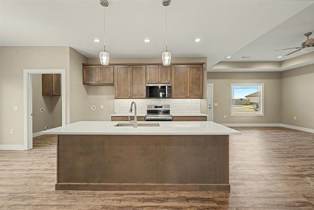 1200 Vista Sur Dr, Salina, KS 67401