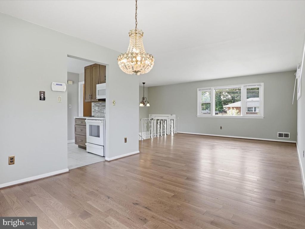 Image 10 of property listing at 7602 KIPLING PKWY, District Heights, MD 20747