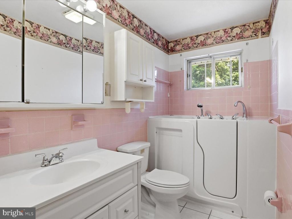 Image 21 of property listing at 7602 KIPLING PKWY, District Heights, MD 20747