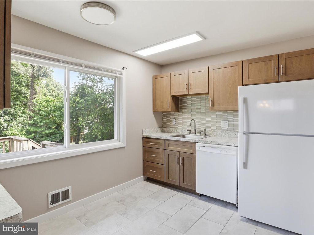Image 4 of property listing at 7602 KIPLING PKWY, District Heights, MD 20747
