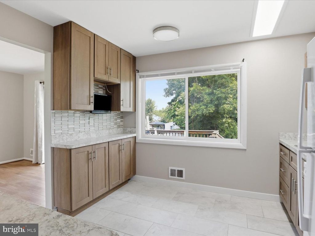 Image 5 of property listing at 7602 KIPLING PKWY, District Heights, MD 20747