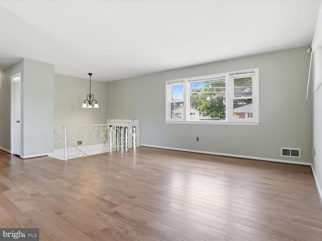 Image 7 of property listing at 7602 KIPLING PKWY, District Heights, MD 20747