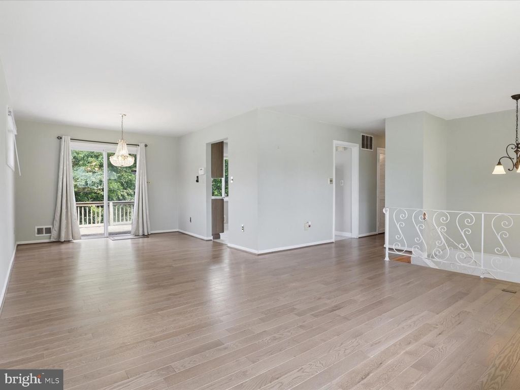 Image 9 of property listing at 7602 KIPLING PKWY, District Heights, MD 20747