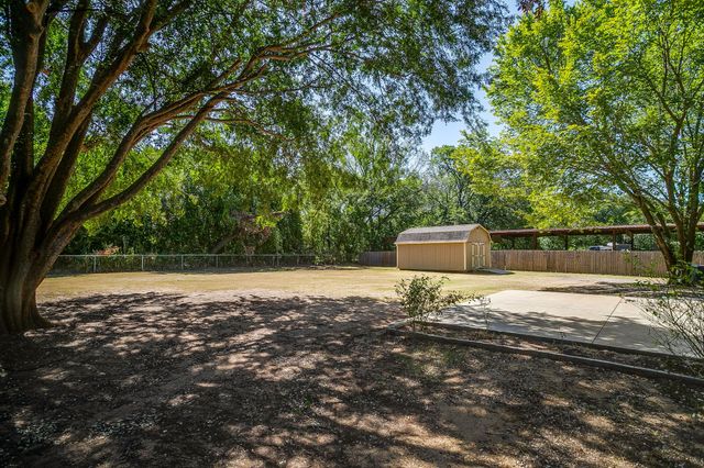 557 Surrey Lane, Burleson, TX 76028